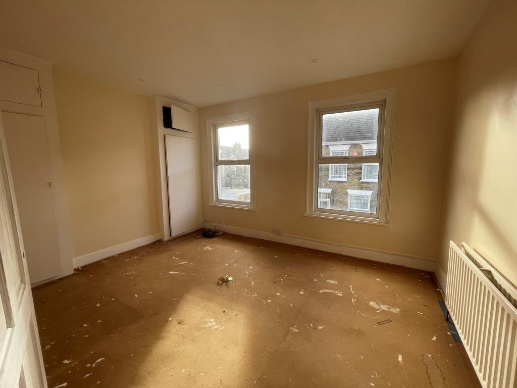 Lot: 68 - MID-TERRACE HOUSE FOR IMPROVEMENT AND REPAIR - Freshly painted bedroom with no carpet